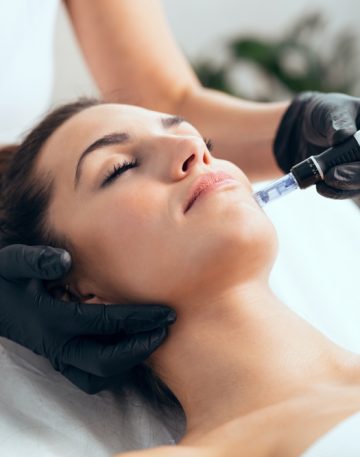 Shot,Of,Cosmetologist,Making,Mesotherapy,Injection,With,Dermapen,On,Face